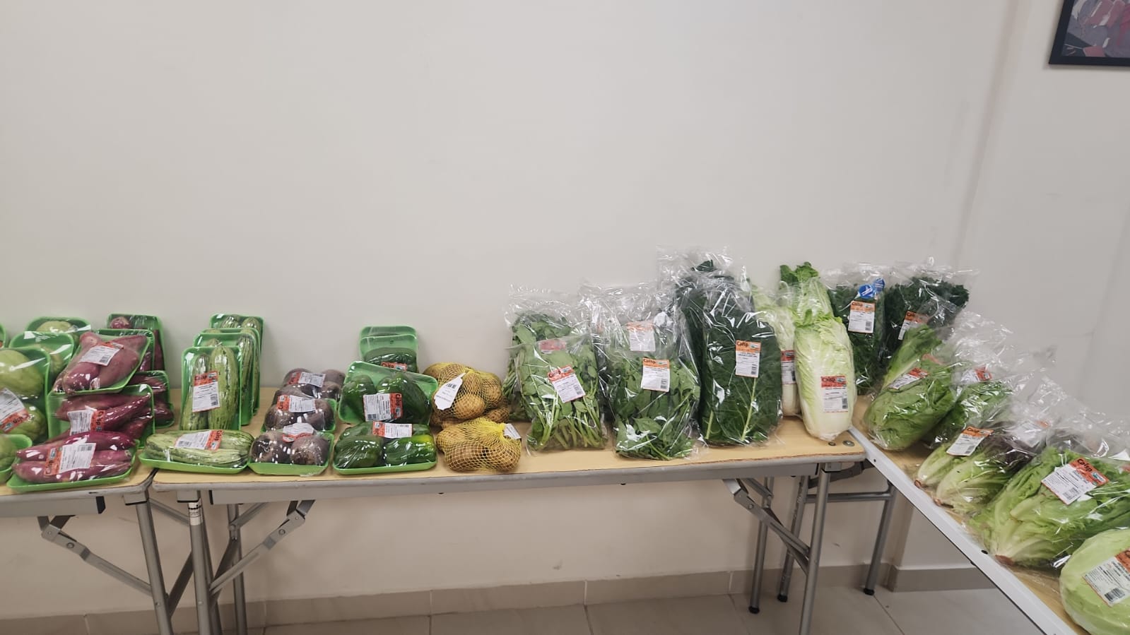 Duas mesas montadas com produtos orgânicos variados