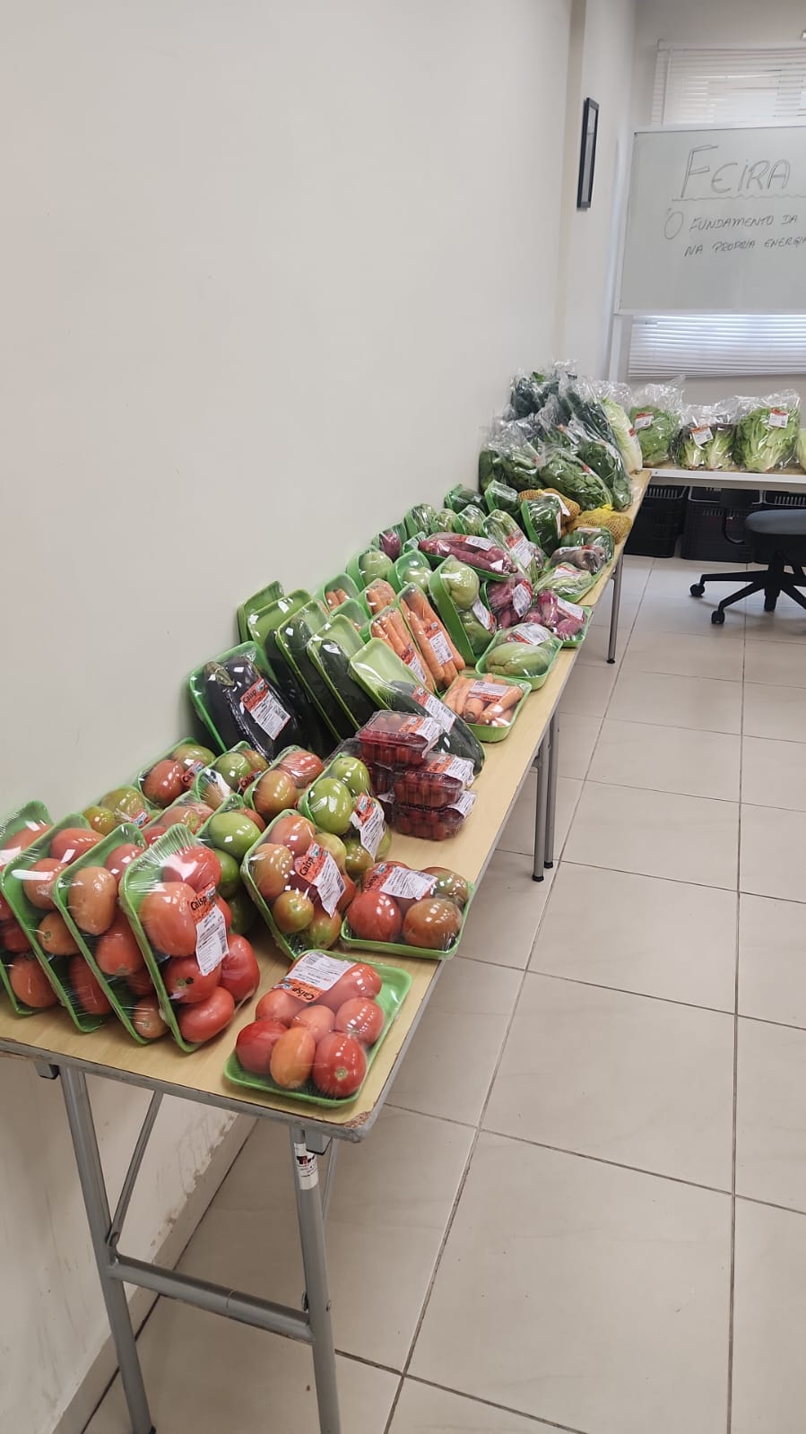 Mesa de frutas, legumes e verduras montada em uma feira da Lattuga
